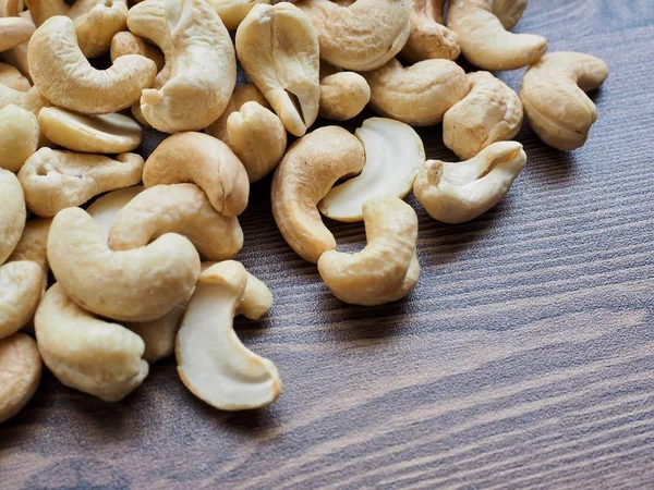 Cashewnötter Med Trä Kartong Royaltyfria Stockfoton