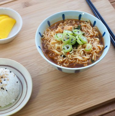 Asya yemeği ramen ve turp turşusu ve beyaz pirinç