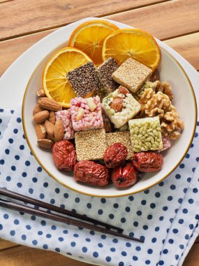 Kore geleneksel aperatifler Sweetricepuffs, Gangjeong ve fındık ve kurutulmuş portakal ve Jujube