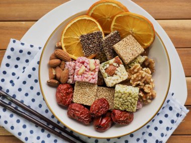 Kore geleneksel aperatifler Sweetricepuffs, Gangjeong ve fındık ve kurutulmuş portakal ve Jujube