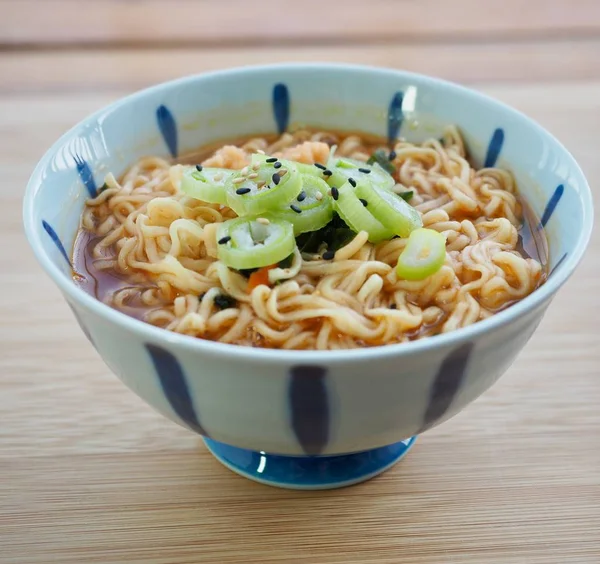 Asiatische Lebensmittel Ramen Und Eingelegter Rettich Und Weißer Reis — Stockfoto