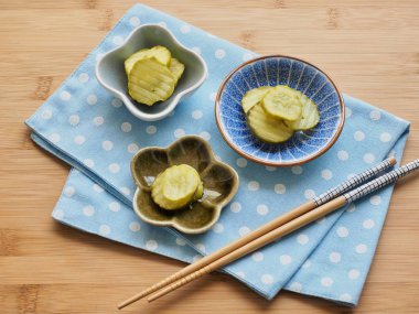 garnitür Salatalık turşusu ve yemek çubukları