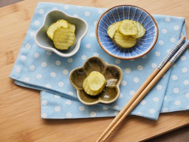 garnitür Salatalık turşusu ve yemek çubukları