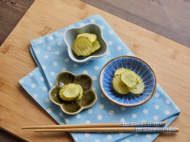 garnitür Salatalık turşusu ve yemek çubukları