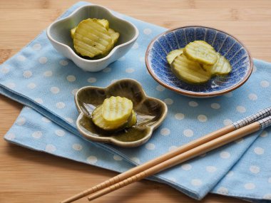 garnitür Salatalık turşusu ve yemek çubukları