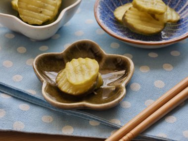 garnitür Salatalık turşusu ve yemek çubukları