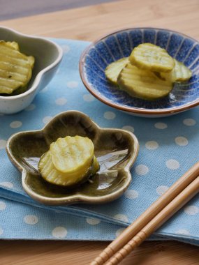 garnitür Salatalık turşusu ve yemek çubukları