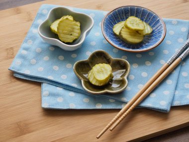 garnitür Salatalık turşusu ve yemek çubukları