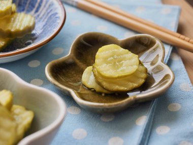 garnitür Salatalık turşusu ve yemek çubukları