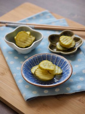 garnitür Salatalık turşusu ve yemek çubukları