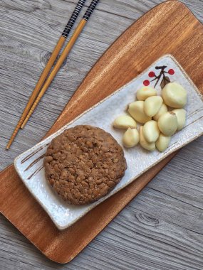 Kore yemeği Chungkukjang ve sarımsak, soya fasulyesi mayalanmış yiyecek.