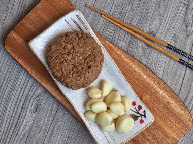 Kore yemeği Chungkukjang ve sarımsak, soya fasulyesi mayalanmış yiyecek.