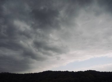 Kore, kara bulut bulutlu Dağları 