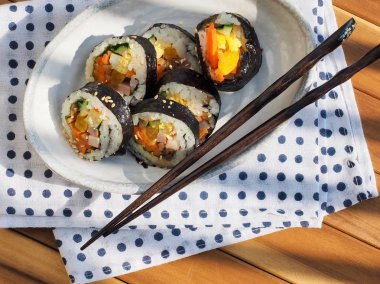 Porselen kasede Kore yemeği sebzeli kimbap.