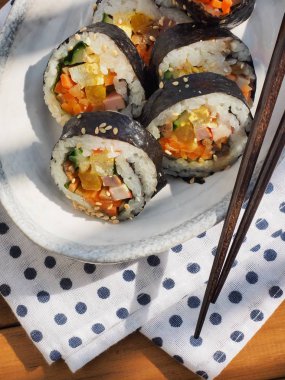 Porselen kasede Kore yemeği sebzeli kimbap.