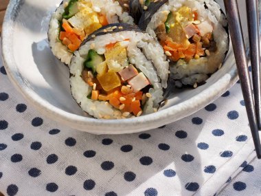 Porselen kasede Kore yemeği sebzeli kimbap.
