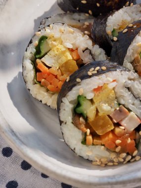 Porselen kasede Kore yemeği sebzeli kimbap.