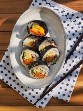 Porselen kasede Kore yemeği sebzeli kimbap.