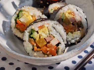 Porselen kasede Kore yemeği sebzeli kimbap.