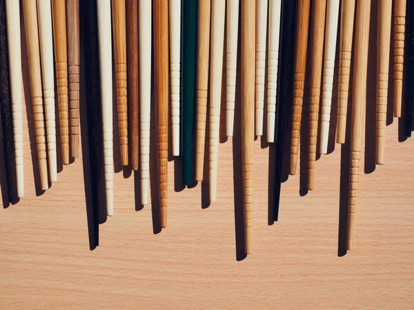 Çeşitli şekillerde doğulu yemek çubukları.