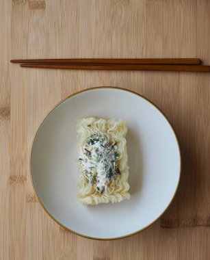 Asya yemekleri kurutulmuş pirinç eriştesi, anında yiyecekler.