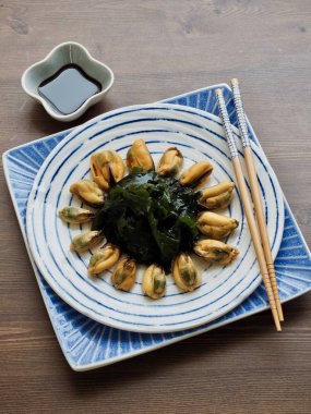 Asya yemekleri midye, yosun ve soya sosu.