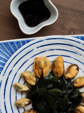 Asya yemekleri midye, yosun ve soya sosu.