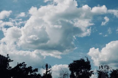 Mavi gökyüzü ve bulutlu manzara