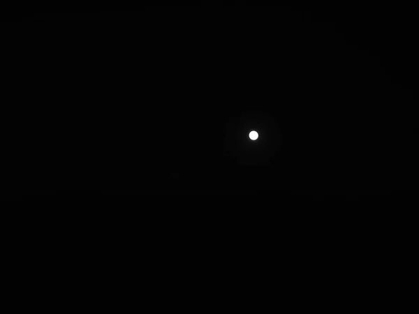 月亮飘浮在天空中 单色摄影 — 图库照片