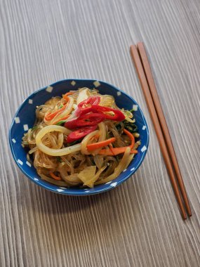 Kore geleneksel yemekleri Kızarmış sebzeli erişte, Japchae