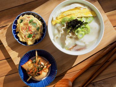 Geleneksel Kore yemeği dilimlenmiş pirinç keki çorbası, Tteok ve köfte çorbası.