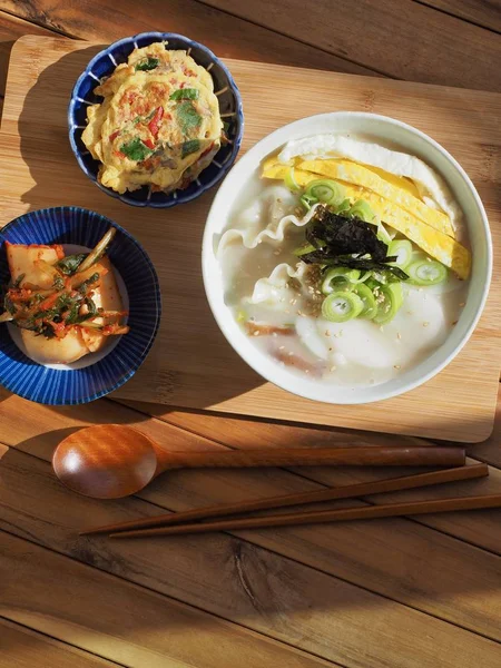 韓国の伝統料理スライスケーキスープ トックスープと餃子スープ — ストック写真