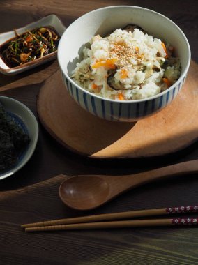 Asya yemeği istiridye sebze pilav ve meze.