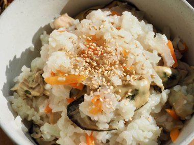 Asya yemeği istiridye sebze pilav ve meze.