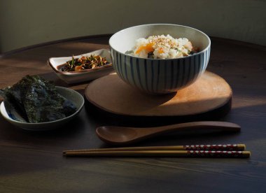 Asya yemeği istiridye sebze pilav ve meze.