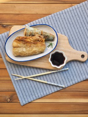 Asya yemekleri ızgara uskumru ve soya sosu.