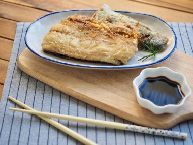 Asya yemekleri ızgara uskumru ve soya sosu.