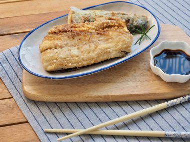 Asya yemekleri ızgara uskumru ve soya sosu.