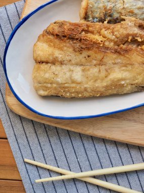 Asya yemekleri ızgara uskumru ve soya sosu.