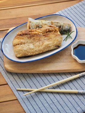 Asya yemekleri ızgara uskumru ve soya sosu.