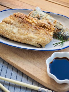 Asya yemekleri ızgara uskumru ve soya sosu.