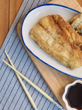 Asya yemekleri ızgara uskumru ve soya sosu.