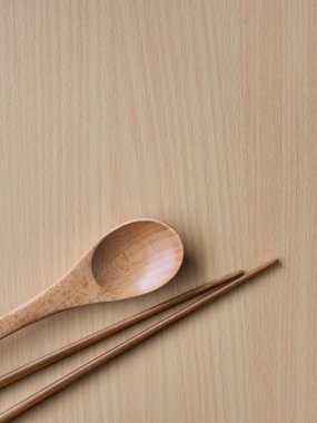 Kore geleneği ahşap kaşık, yemek çubukları ve tahta tahta arka plan