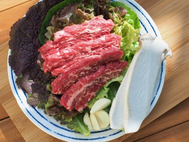 Kore taze et ve sebze, sarımsak, marul, mantar.