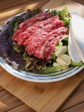 Kore taze et ve sebze, sarımsak, marul, mantar.