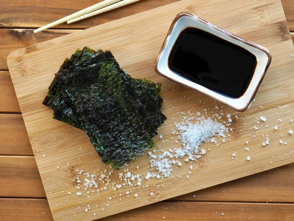 Asya yemekleri, baharatlı laver ve tuz ve soya sosu.