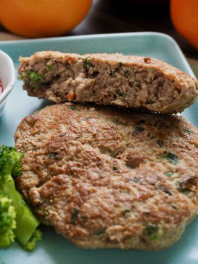 Hamburger biftek, brokoli, ketçap ve meyve