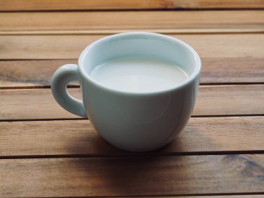 Beyaz porselende taze süt.