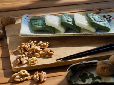 Geleneksel Kore yemeği Jeolpyeon, Poundedrice kek ve Ceviz