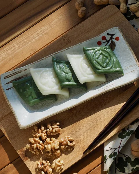 Geleneksel Kore yemeği Jeolpyeon, Poundedrice kek ve Ceviz